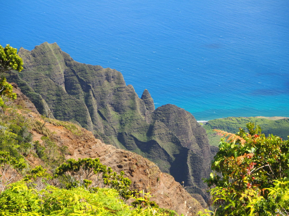 Traumhafter Blick vom Kalalau Lookout ins Tal und auf den Ozean