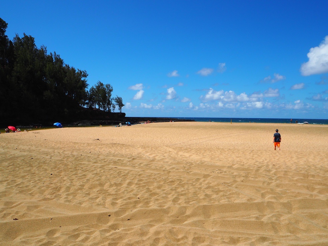 Endloser Sandstrand am Tunnels Beach