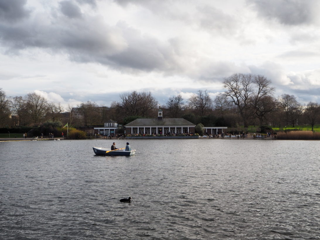 Blick auf das Lido Café am Serpentine See