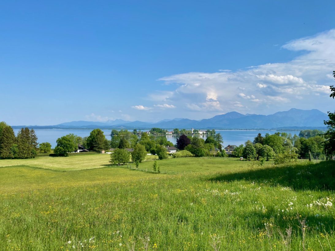 Blick auf die Fraueninsel aus Gstadt