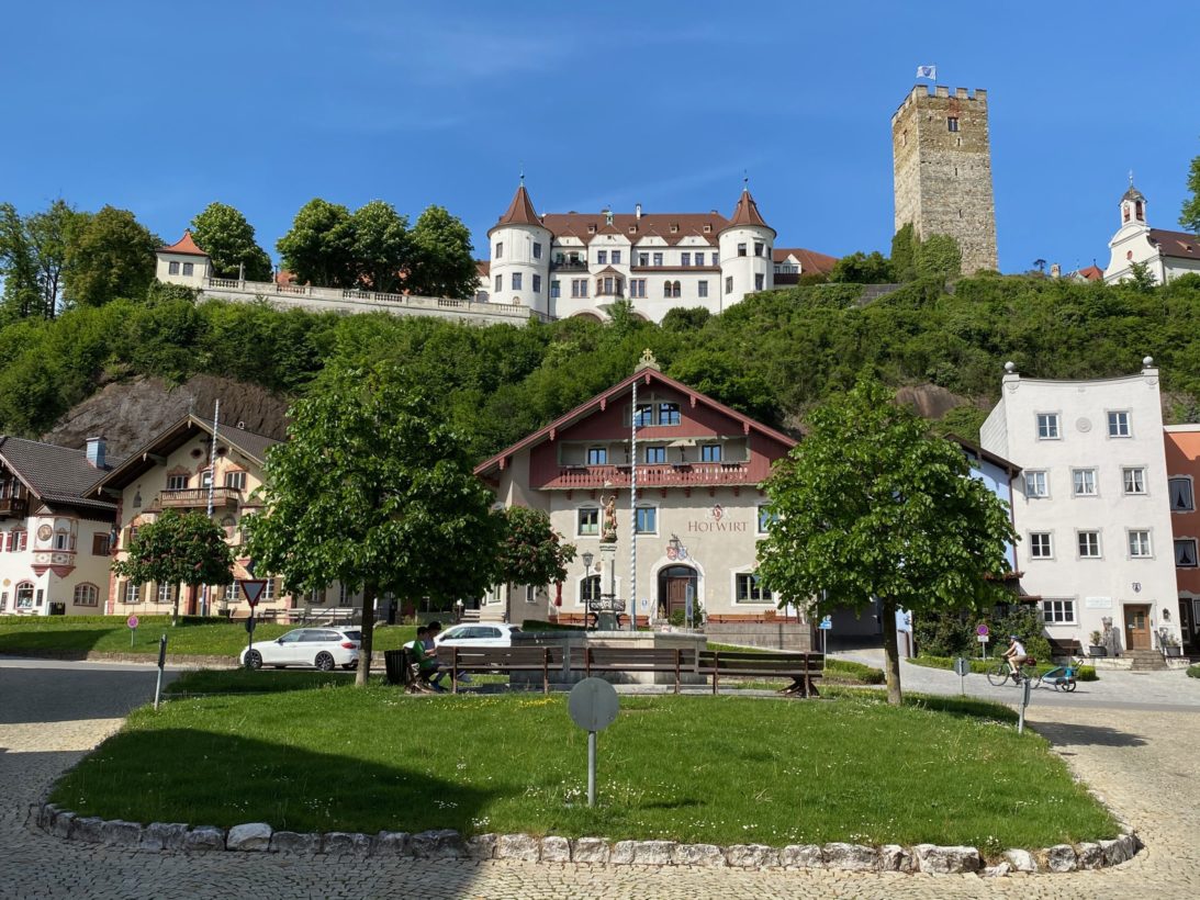 Marktplatz Neubeuern mit Schloss