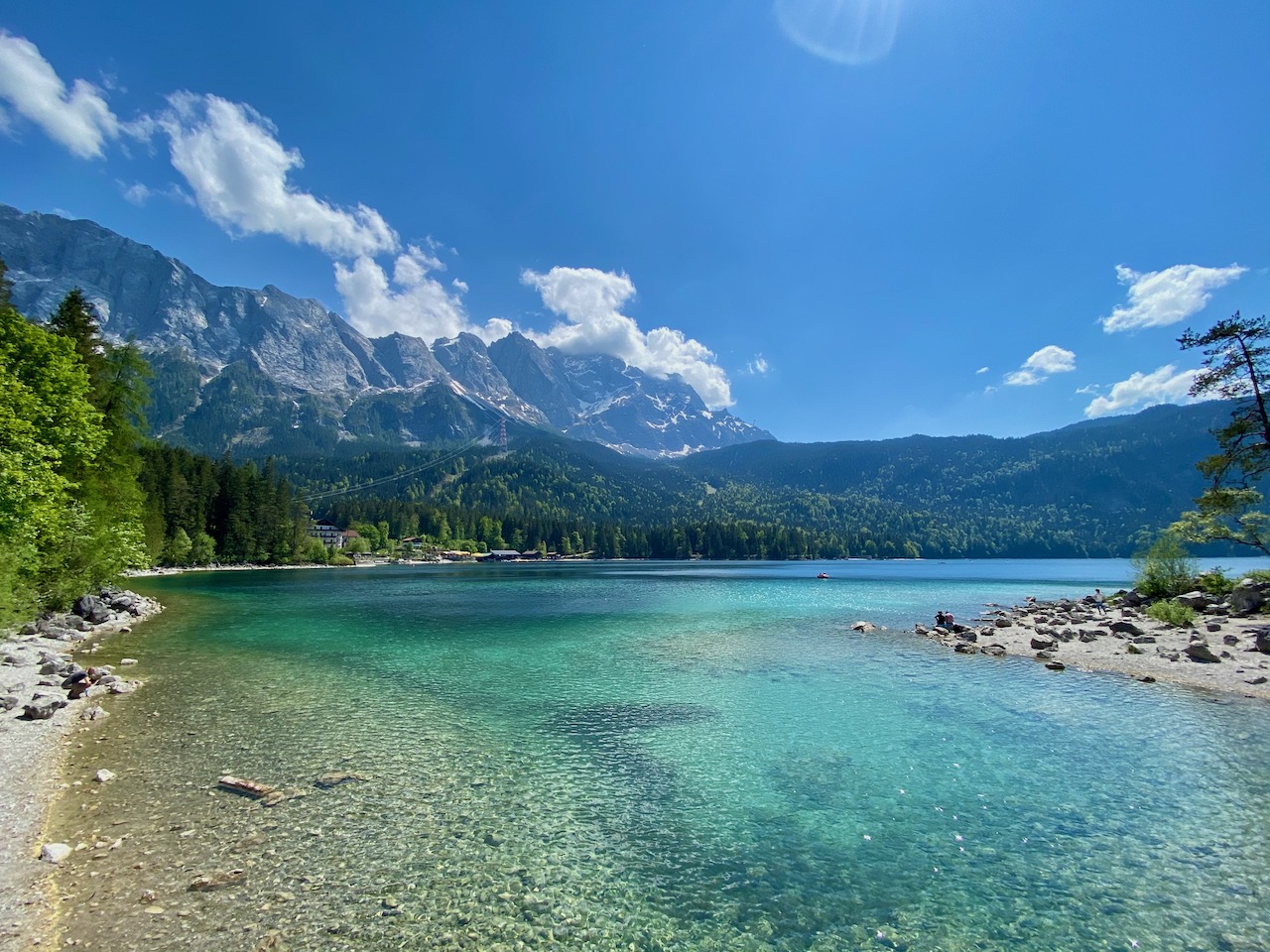 Traumhafter Blick von der Brücke auf die Zugspitze