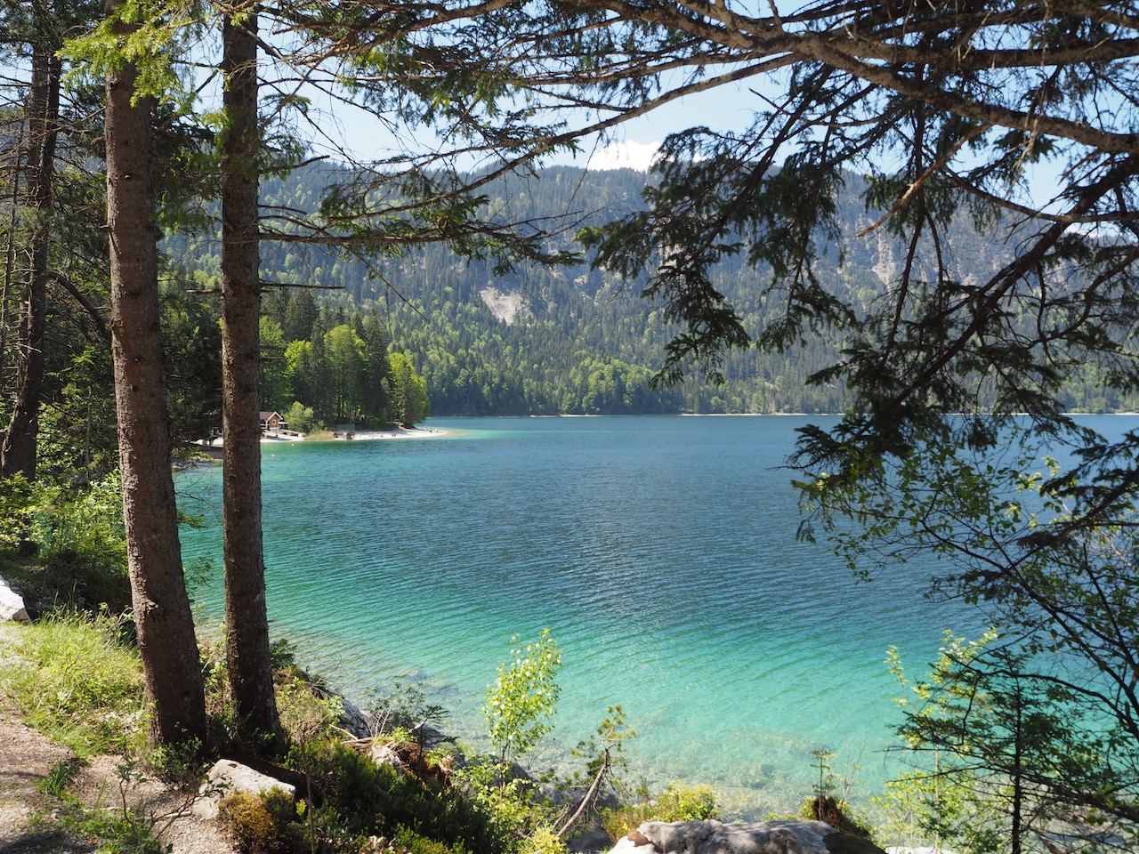 Erster Blick auf das türkisblaue Wasser des Eibsee