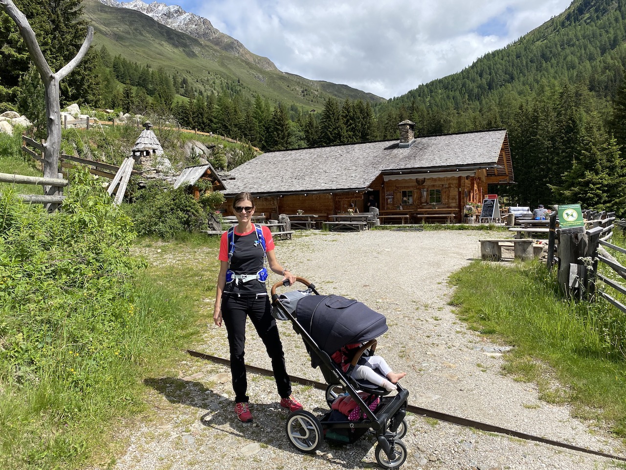 Mit Kinderwagen vor der Messnerhütte