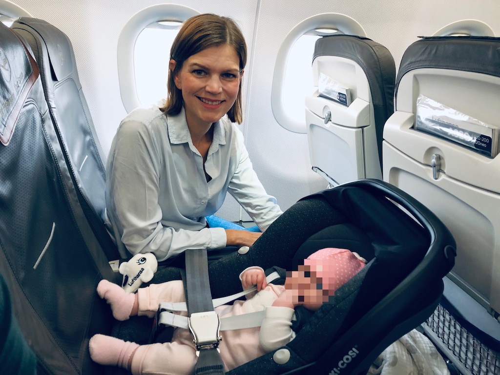 Fliegen mit Babyschale an Bord