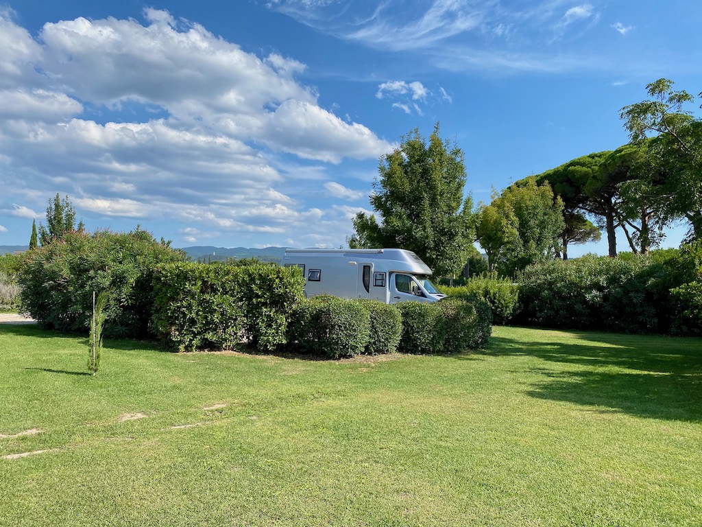 Großer Stellplatz auf dem Campingplatz Lodere Pianetti