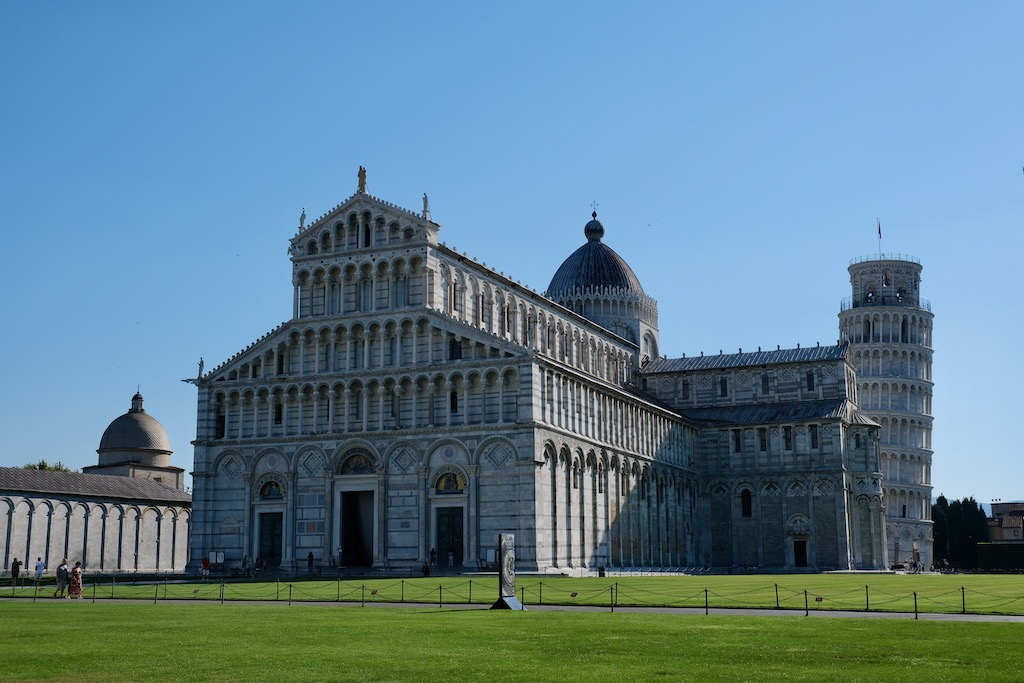 Piazza dei Miracoli mit schiefem Turm von Pisa
