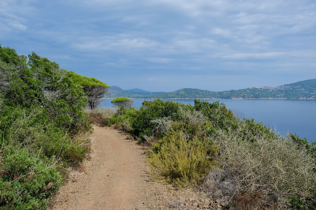 Schöner Wanderweg auf Elba mit viel Sonne