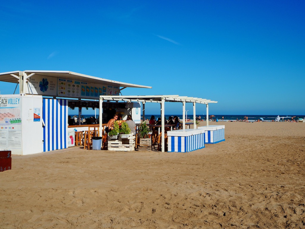 Bar am Strand von Valencia