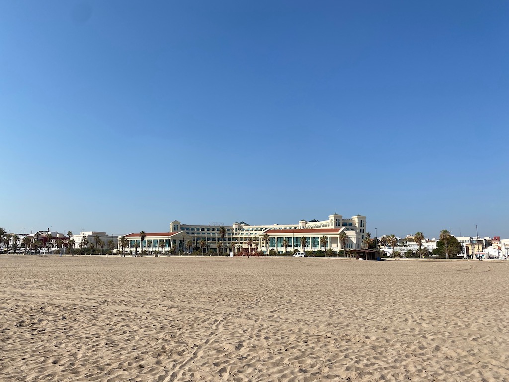 Das wunderschöne Hotel liegt direkt am Strand von Las Arenas