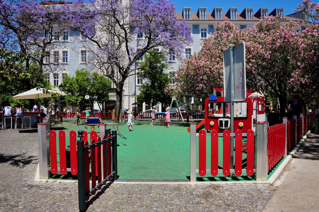 Spielplatz in Lissabon mit Kindern