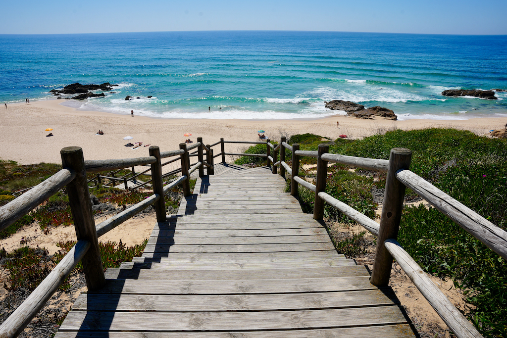 Postkartenmotiv mit Treppe am Praia do Malhão