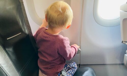 Mit Kind im Flugzeug