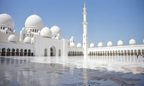 Ein Besuch der Moschee ist ein Highlight im Urlaub in Dubai