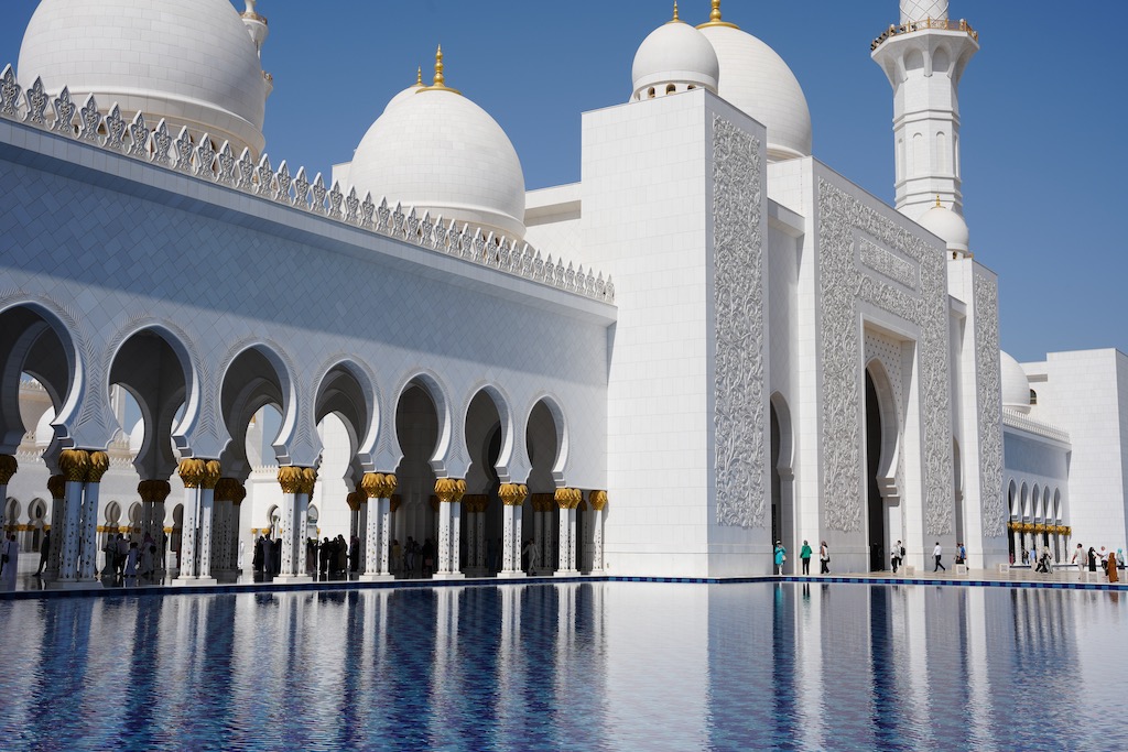 Sheikh Zayed Moschee mit ausreichen Zeit besuchen