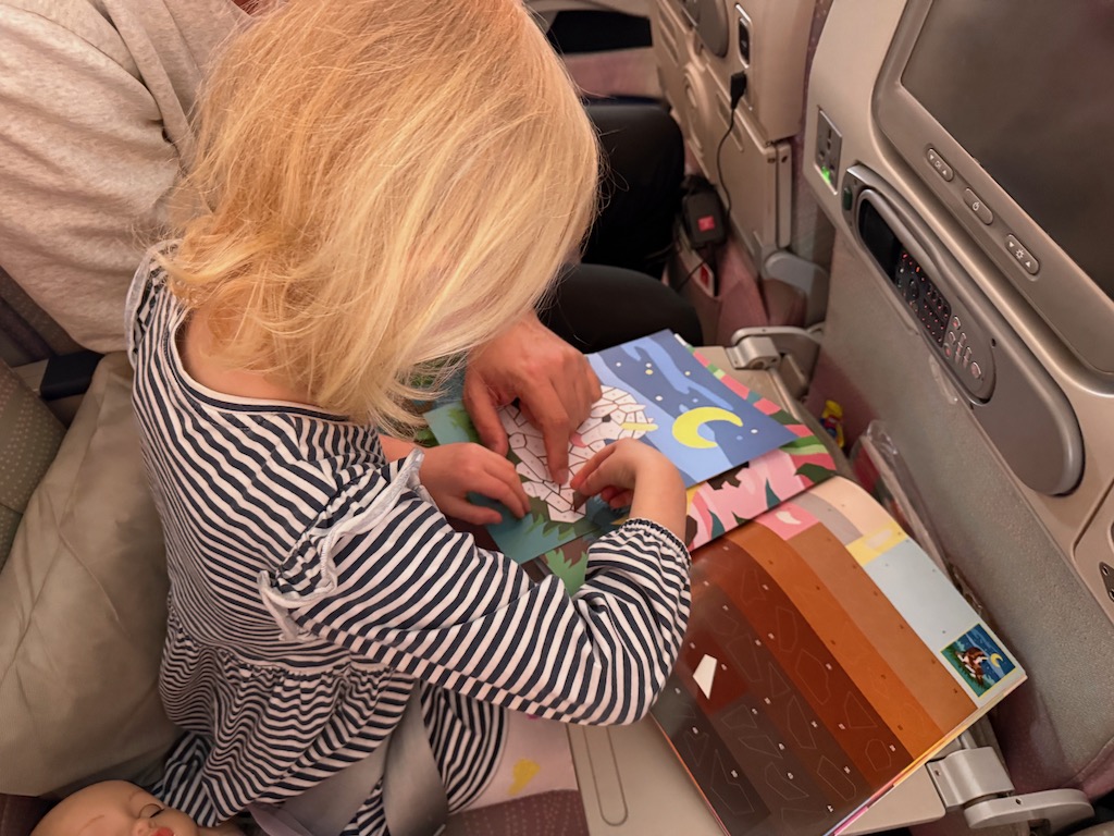 Stickerbücher sind eine tolle Beschäftigung beim Fliegen für Kinder