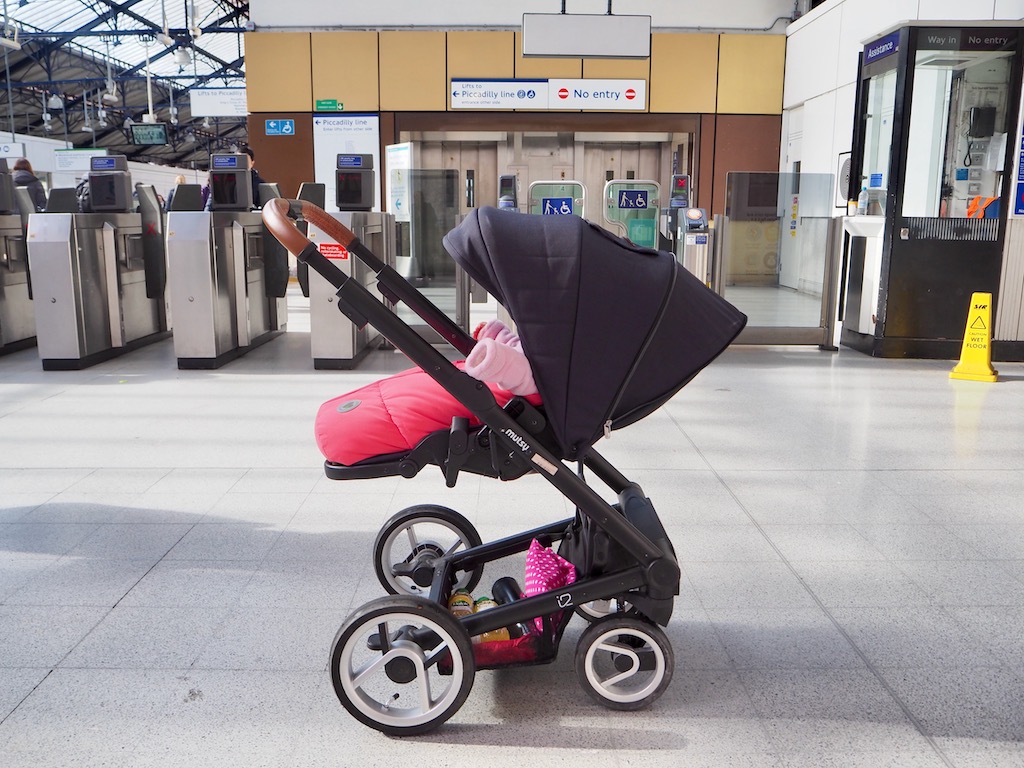 U-Bahn fahren mit Buggy in London
