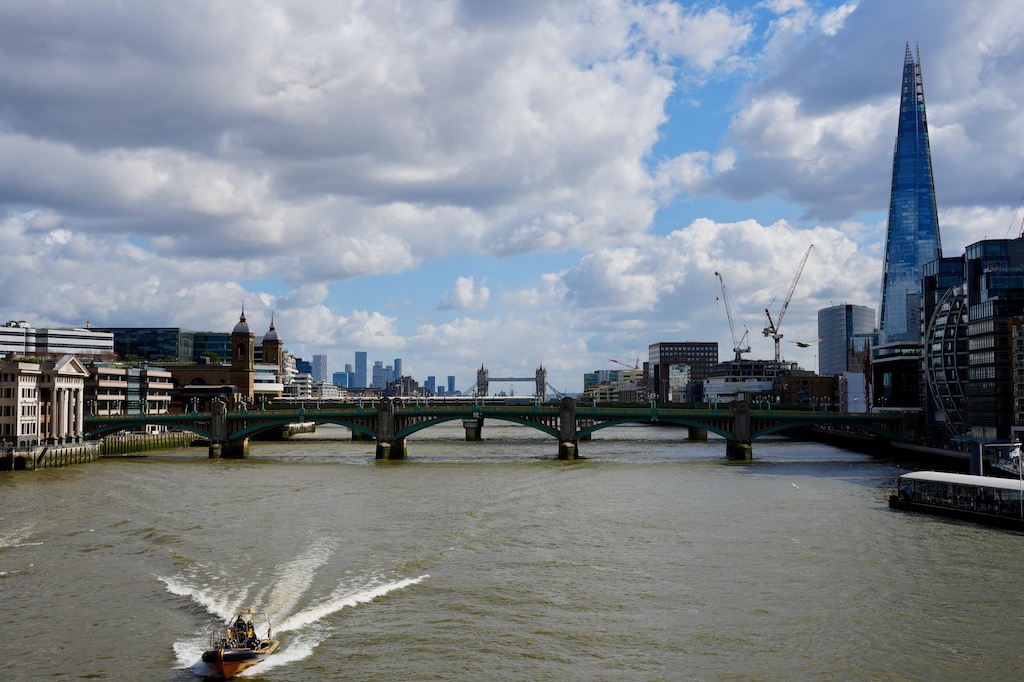 Im London Southbank Spaziergang hat man tolle Blicke von der Millennium Bridge aus