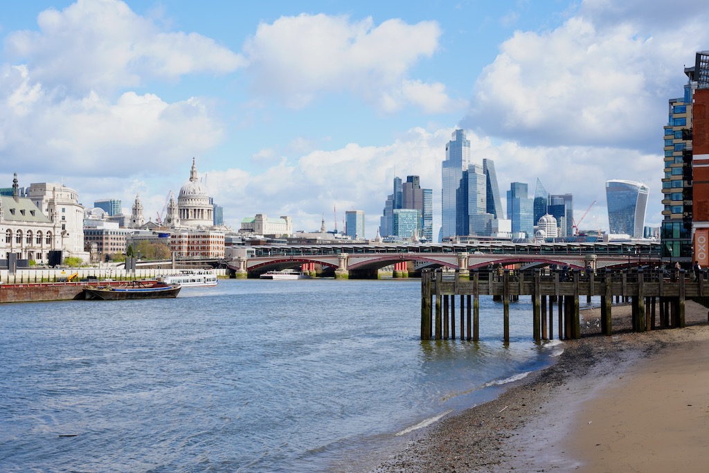 Ausblick auf die Skyline während des London Southbank Spaziergangs