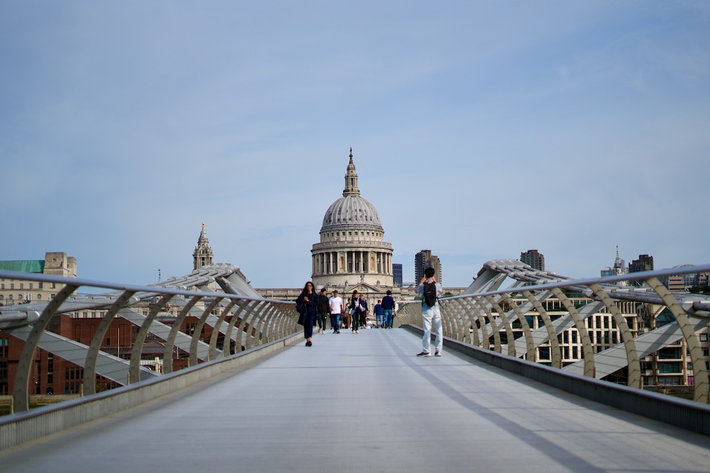 Millennium Bridge gegen Ende des Southbank Spaziergangs in London