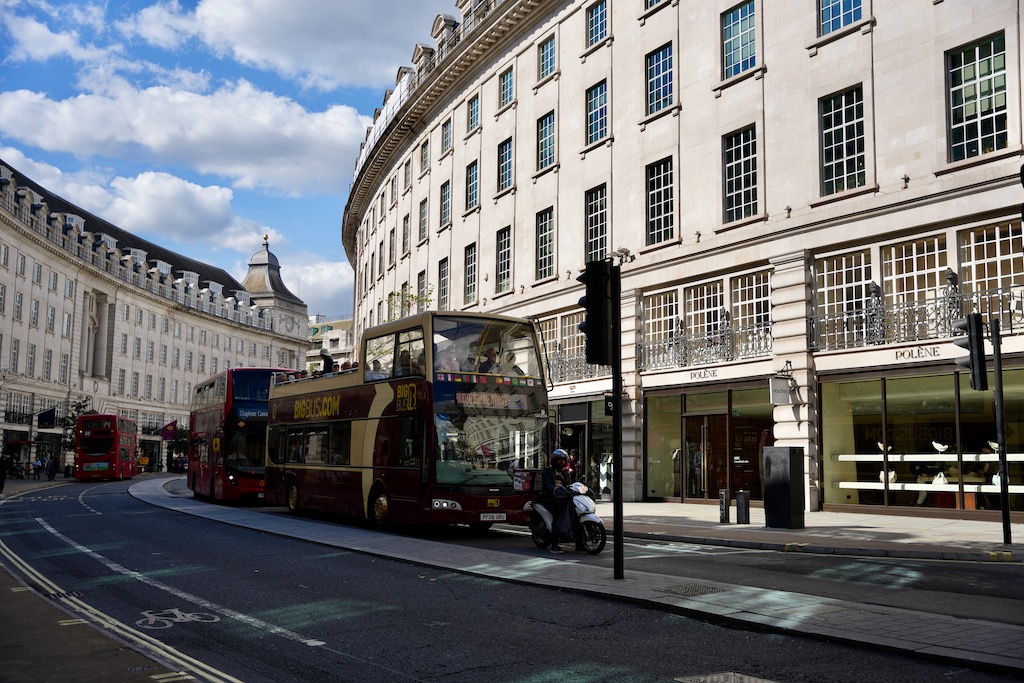 Der Spaziergang zum Buckingham Palace kann perfekt mit einem Bummel durch die Regent Street kombiniert werden