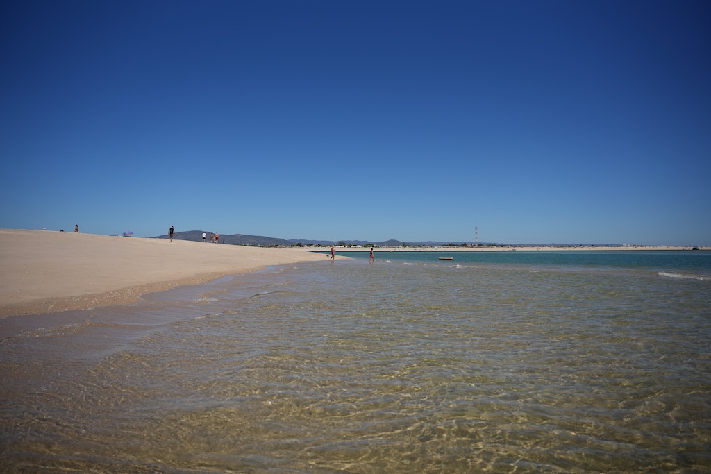 Traumhaftes Wasser auf der Ilha Deserta mit dem Boot